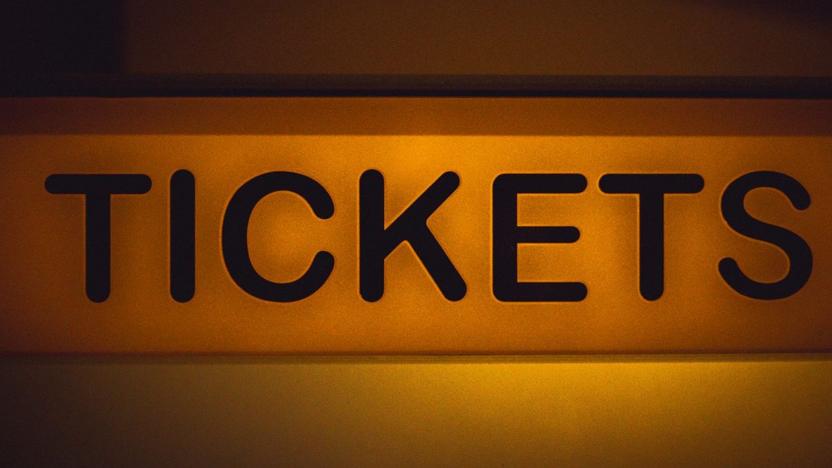 Opplyst skilt med teksten «Tickets»