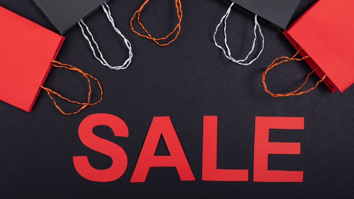 Handleposer og ordet SALE på mørk bakgrunn