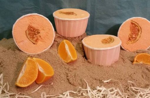 Spennende badeomber med duft av appelsin på sand