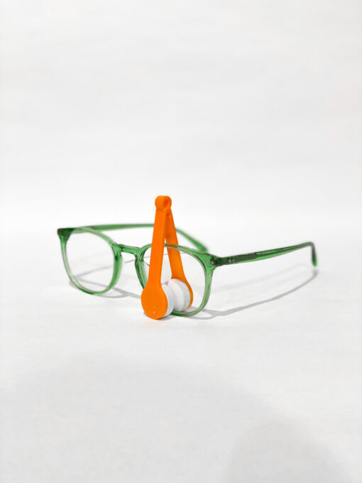 Oransje brillerens i bruk på briller med grøn innfatning