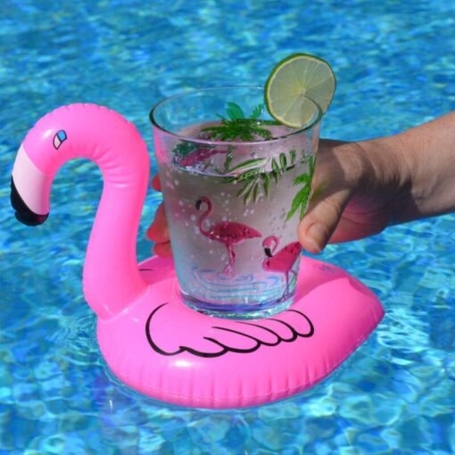 Flamingo drikkeholder i basseng med drink.