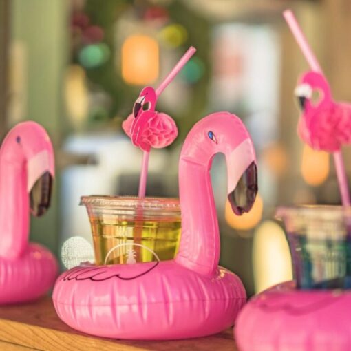 Flamingo drikkeholder i bruk på fest