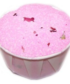 Roseduftende badebombe med roseblader