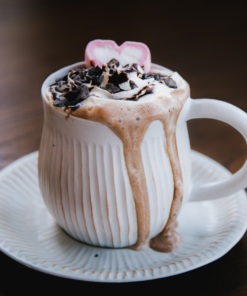 Hjerteformet marshmallows i en kopp kakao
