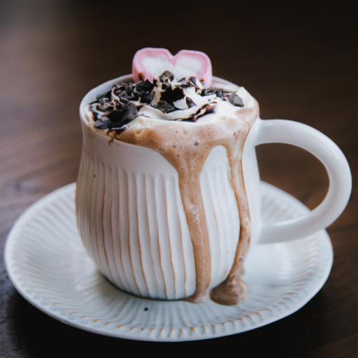 Hjerteformet marshmallows i en kopp kakao