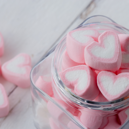 Hjerteformet marshmallows i glasskrukke