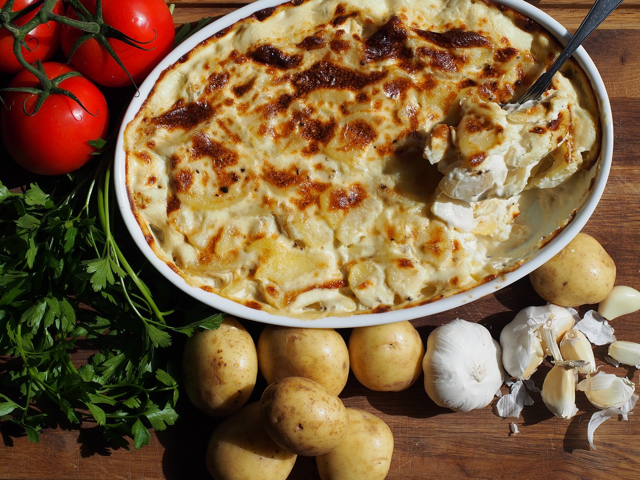 Fløtegratinerte Poteter Med Hvitløk Med Cheesy Baconkrydder