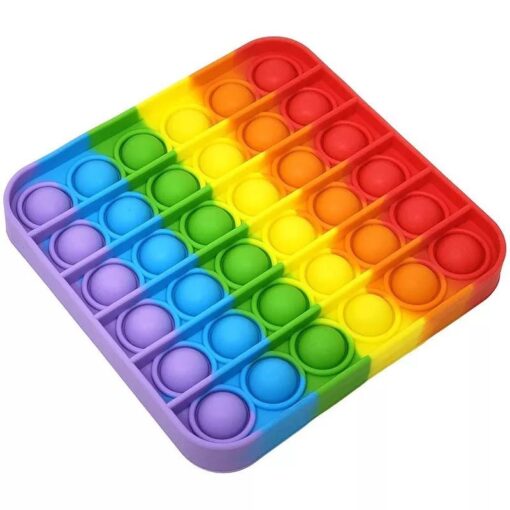 Kvadratisk pop-it fidget leke i regnbuens farger som kjent fra tiktok