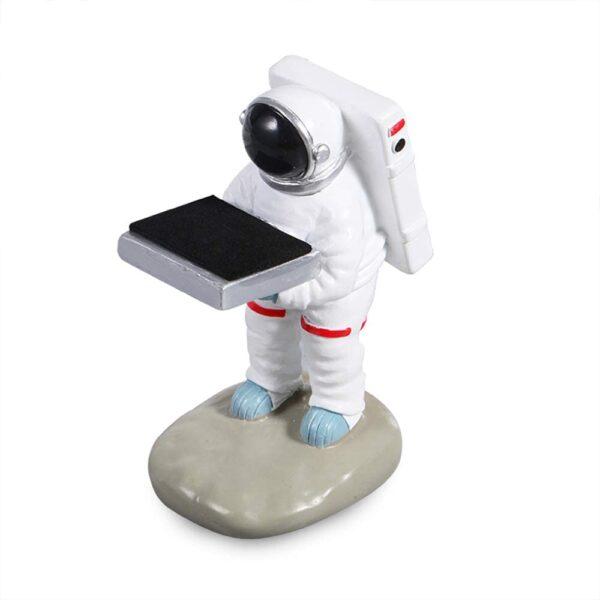Astronaut som holder et brett til klokken